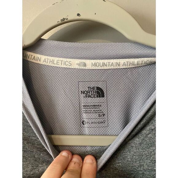 The North Face Gray Athletic Tshirt Size Small NWOT - Picture 4 of 7